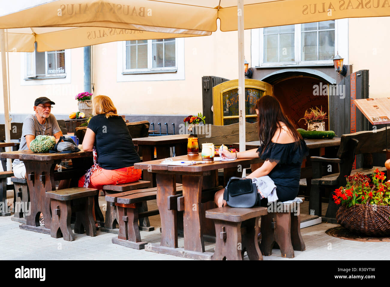 Terrasse eines lettischen traditionelles Essen Restaurant, Torņa Straße auf der einen Seite der Altstadt Riga, Jacob's-Kaserne. Riga, Lettland, Baltikum, Europa Stockfoto