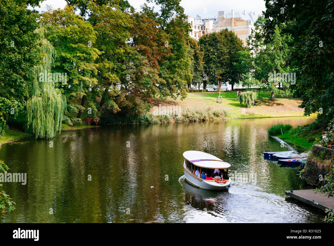 Riga Canal, Sportboote in Bastion Hill Park, Bastejkalns, in der Stadt Kanal im Zentrum von Riga. Riga, Lettland, Baltikum, Europa. Stockfoto