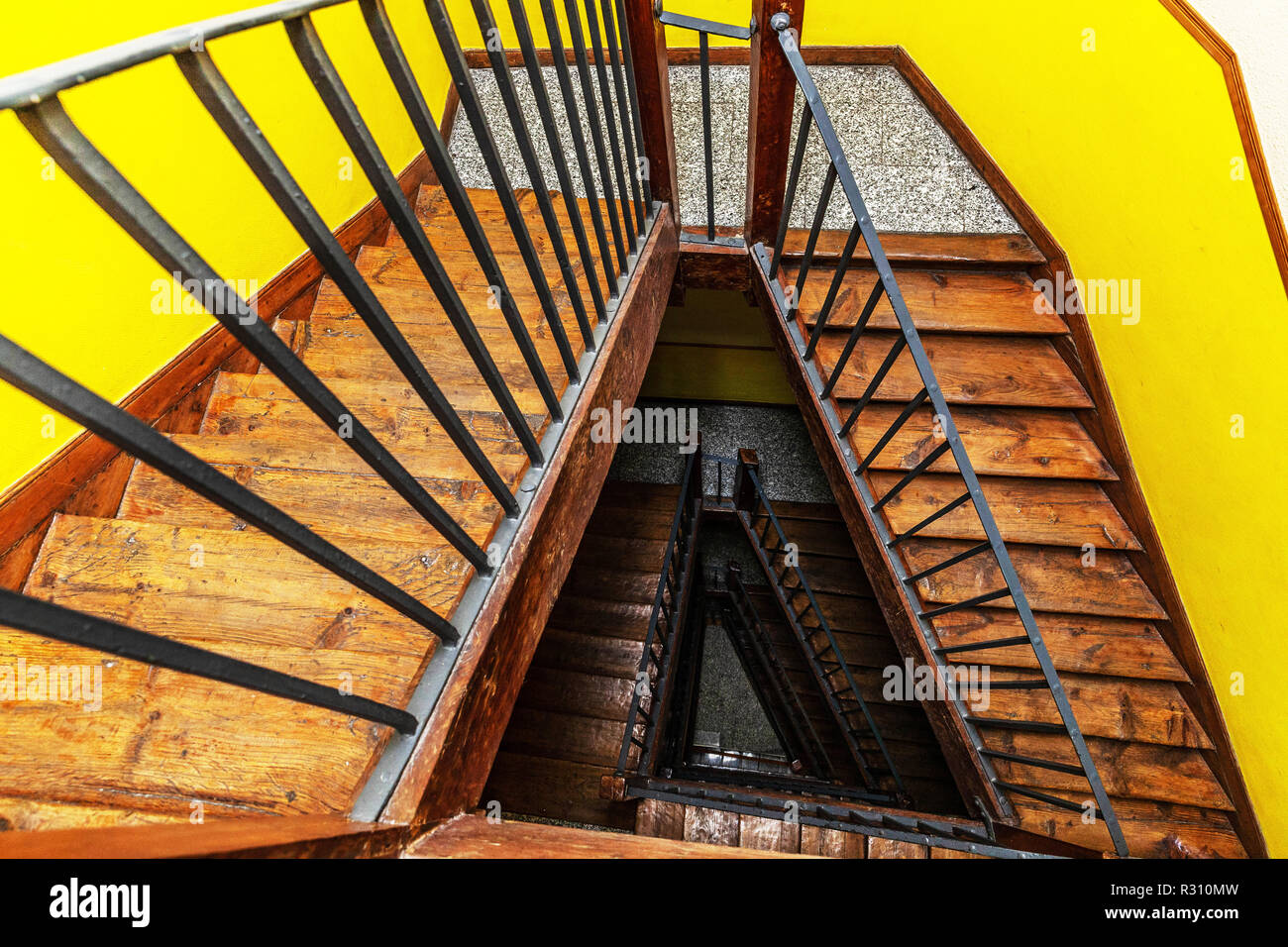 Hohe Betrachtungswinkel und einer dreieckigen Treppenhaus, Madrid, Spanien. Stockfoto