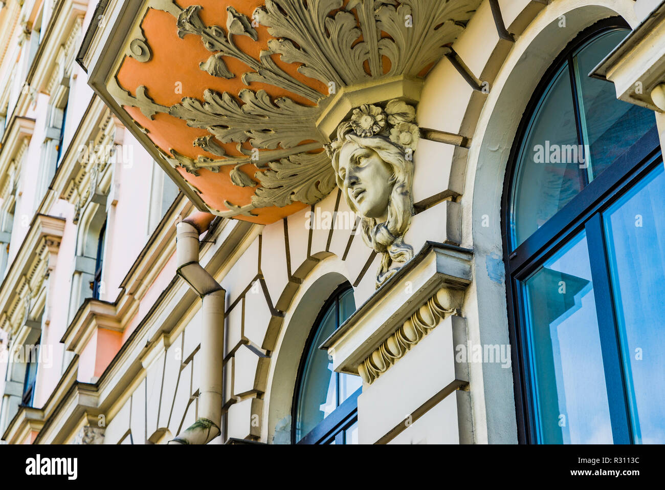 Architektur im Jugendstil in Riga - Caryatid sculpted weiblichen Gesichts auf der Fassade eines Gebäudes. Riga, Lettland, Baltikum, Europa. Stockfoto