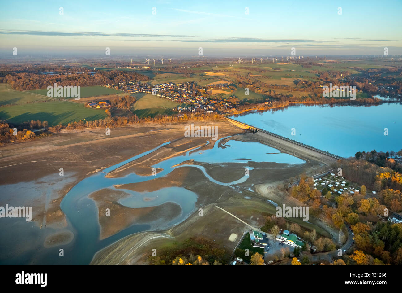 Luftaufnahme, niedrige Wasser Möhnesee, breit Shore, Sauerland, Liegeplätze, Segelboot auf dem Trockenen, Möhnesee, Naturpark Arnsberger Wald, Haarstrang, Nord Stockfoto