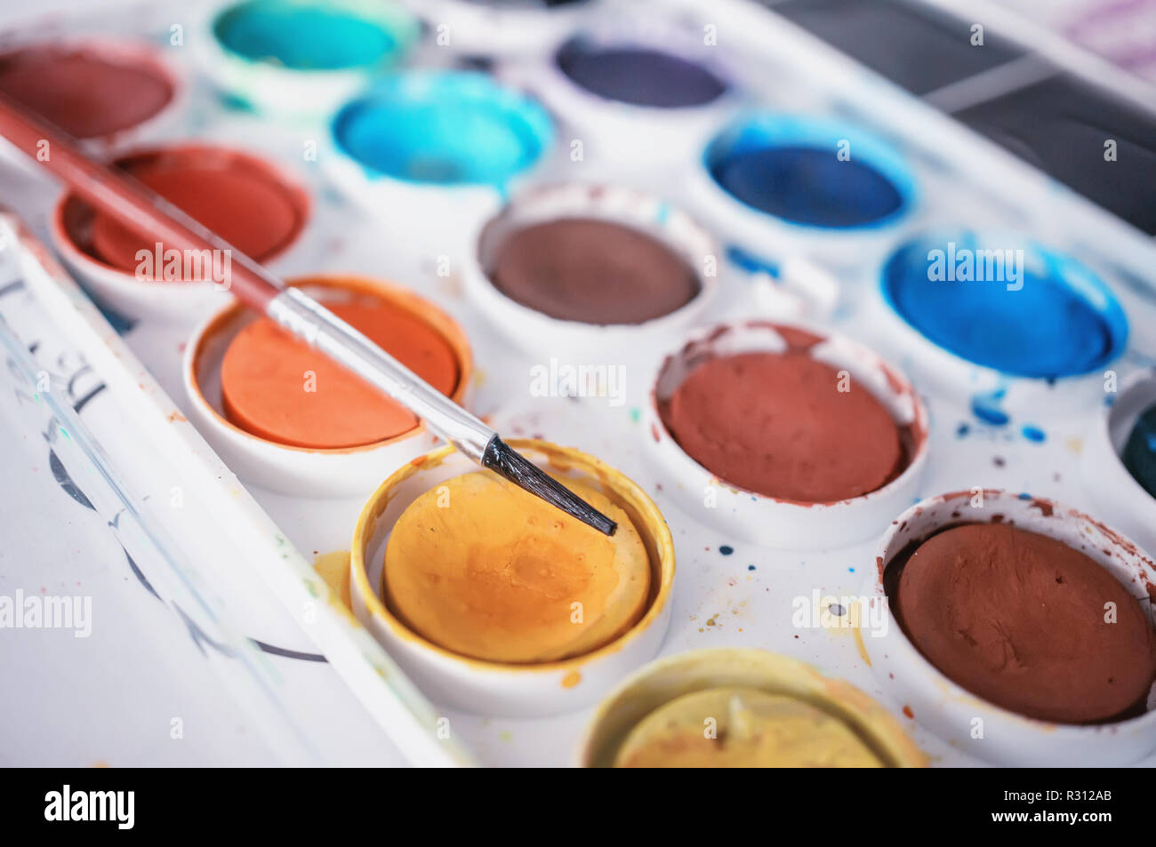 In der Nähe von Color Farben mit einer Bürste. Farben vom Künstler verwendet, zum Zeichnen vorbereitet. Stockfoto