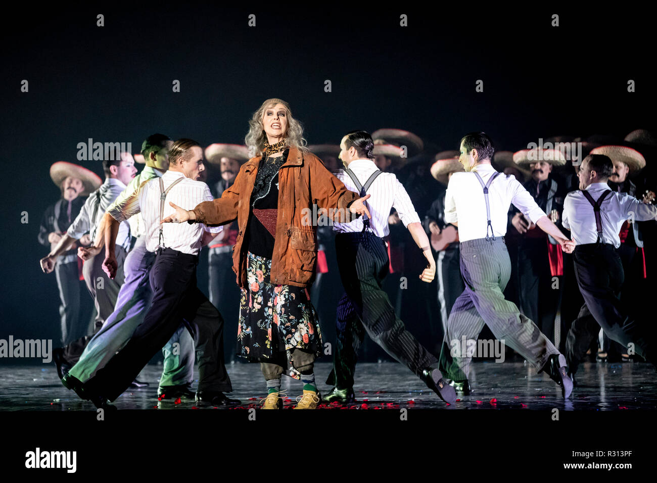 Berlin, Deutschland. 20 Nov, 2018. Anne Sofie von Otter (M) erscheint als die alte Frau mit Tänzern auf dem Foto Generalprobe des Musicals "Candide" an der Komischen Oper Berlin. Die Premiere ist am 24.11.2018. Credit: Christoph Soeder/dpa/Alamy leben Nachrichten Stockfoto