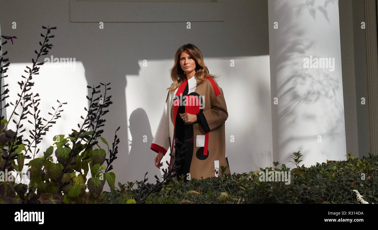 Washington DC, USA. 20. November 2018. Washington, DC 11/20/18 Melania Trump tragen Christian Dior Wappen aus der Zeit vor dem Herbst Kollektion 2018 geht das Weiße Haus Kolonnade in den Thanksgiving Veranstaltung teilzunehmen. Foto von Dennis Brack Credit: Dennis Brack/Alamy leben Nachrichten Stockfoto