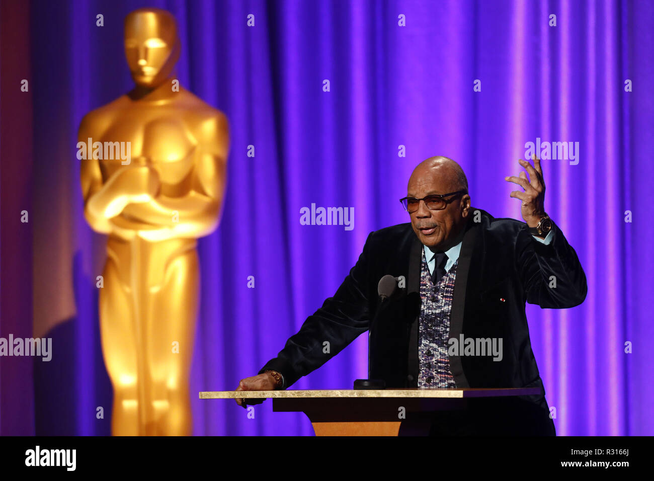 Hollywood, CA, USA. 18 Nov, 2018. Produzent Quincy Jones spricht während der Akademie der Motion Picture Arts und Sciences (Ampas) 10. Jahrestreffen der Gouverneure Auszeichnungen auf der Dolby Ballsaal am Sonntag, den 18. November 2018 in Hollywood, Kalifornien während der Gouverneure Auszeichnungen Ehrenmitglieder Oscars und anderen Auszeichnungen sind für die Errungenschaft vorgestellt. © 2018 Patrick T. Fallon Credit: Patrick Fallon/ZUMA Draht/Alamy leben Nachrichten Stockfoto