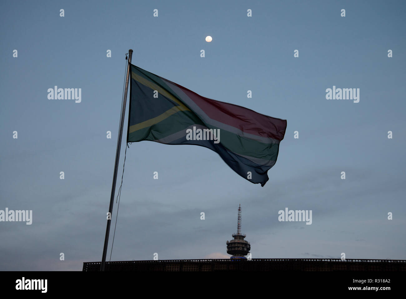 Johannesburg, Südafrika, 20. November 2018. Der Mond erhebt sich über Constitution Hill. Das Verfassungsgericht am Constitution Hill, wo die Apartheid Regierung in der Vergangenheit gehalten Gefangene, darunter Nelson Mandela. Credit: Eva-Lotta Jansson/Alamy leben Nachrichten Stockfoto