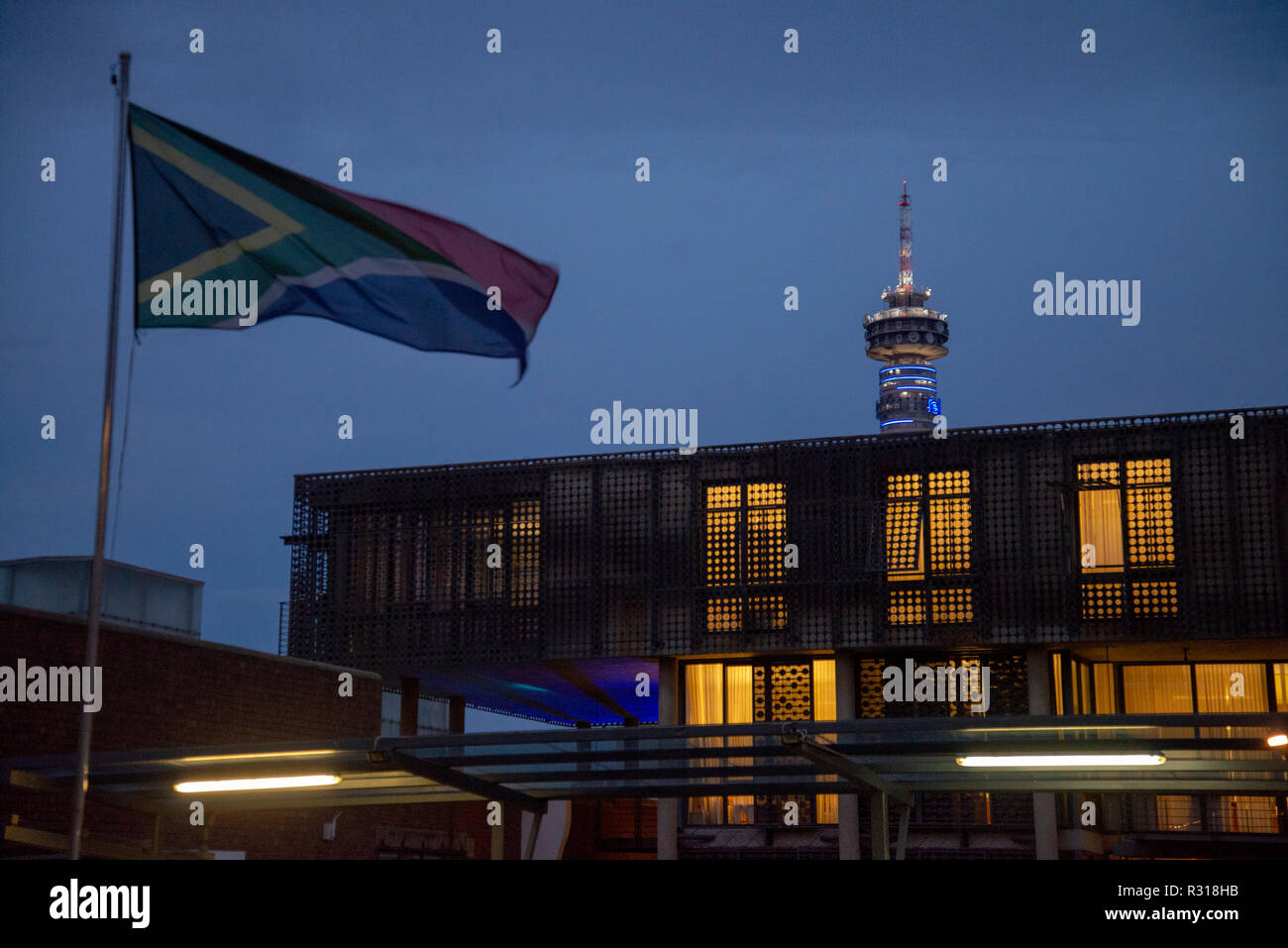 Johannesburg, Südafrika, 20. November 2018 Der Mond erhebt sich über Constitution Hill. Das Verfassungsgericht am Constitution Hill, wo die Apartheid Regierung in der Vergangenheit gehalten Gefangene, darunter Nelson Mandela. Credit: Eva-Lotta Jansson/Alamy leben Nachrichten Stockfoto