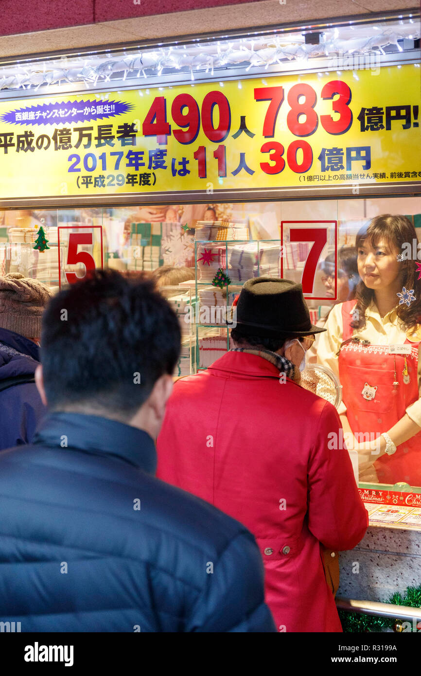 Die Leute kaufen Lotterie Tickets am ersten Tag des Verkaufs für die jährliche Ende Jahr jumbo Lotterie am 21. November 2018, Tokio, Japan. Vom frühen Morgen Menschen säumten die Lottery tickets am 1. ticket Fenster in Ginza, die auch für die Herstellung von großen Gewinner bekannt ist, zu kaufen. Top Der diesjährige Preis ist 1 Mrd. Yen (ca. US $ 8,9 Mio.) und jedes Ticket kostet 300 Yen (US $ 2,65). Ticketverkauf weiterhin über dem Land bis zum 21. Dezember. Credit: Rodrigo Reyes Marin/LBA/Alamy leben Nachrichten Stockfoto