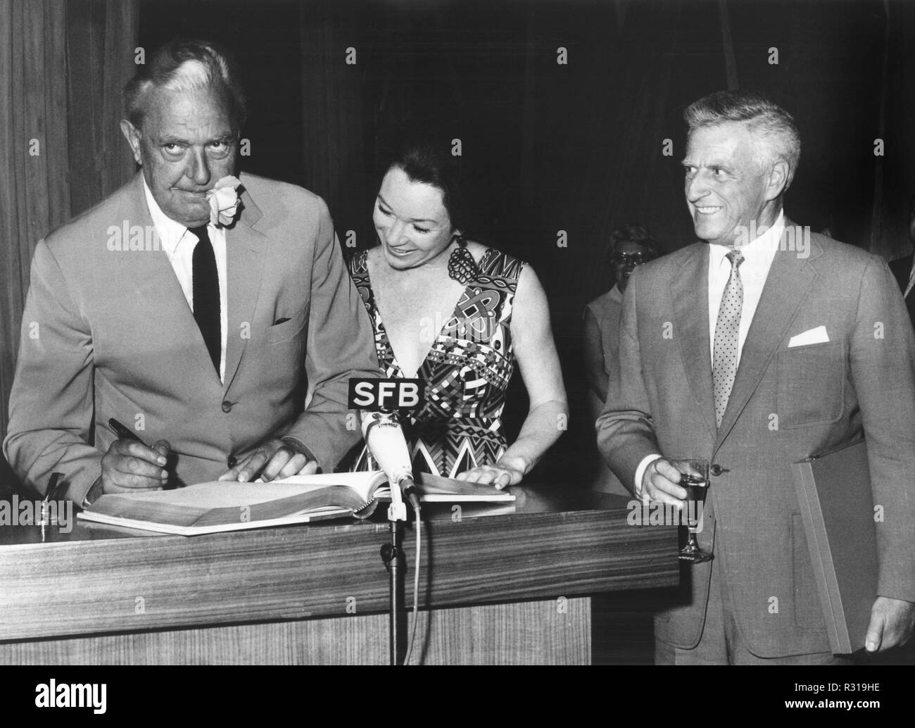 (L - r) Der französische Schauspieler und Regisseur Jacques Tati, die US Schauspielerin Shirley MacLaine und der amerikanische Regisseur Stanley Kramer wird am Rathaus Schöneberg in Berlin am 7. Juni 1971 Für das Goldene Buch der Stadt treffen. | Verwendung weltweit Stockfoto