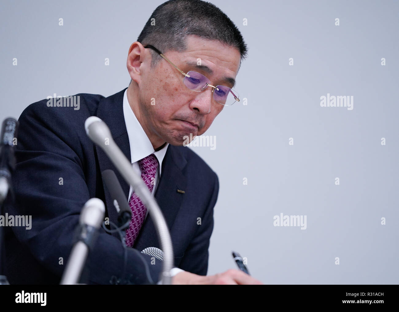 Yokohama, Japan. 19 Nov, 2018. Japans Automobilindustrie riesige Nissan Motor Company Ltd. Präsident Hiroto Saikawa kündigt an, dass sich CEO Carlos Ghosn eine Corporate Governance und Compliance Ausgabe auf einer Pressekonferenz misconducted am Sitz der Automobilhersteller in Yokohama, Japan am Montag, 19. November 2018. Ghosn, zusammen mit dem Executive Greg Kelly, wurden von der Staatsanwaltschaft zur Anklage der Einreichung des Jahresberichts Wertpapiere Berichte mit gefälschten Aussagen verhaftet. Quelle: LBA/Alamy leben Nachrichten Stockfoto