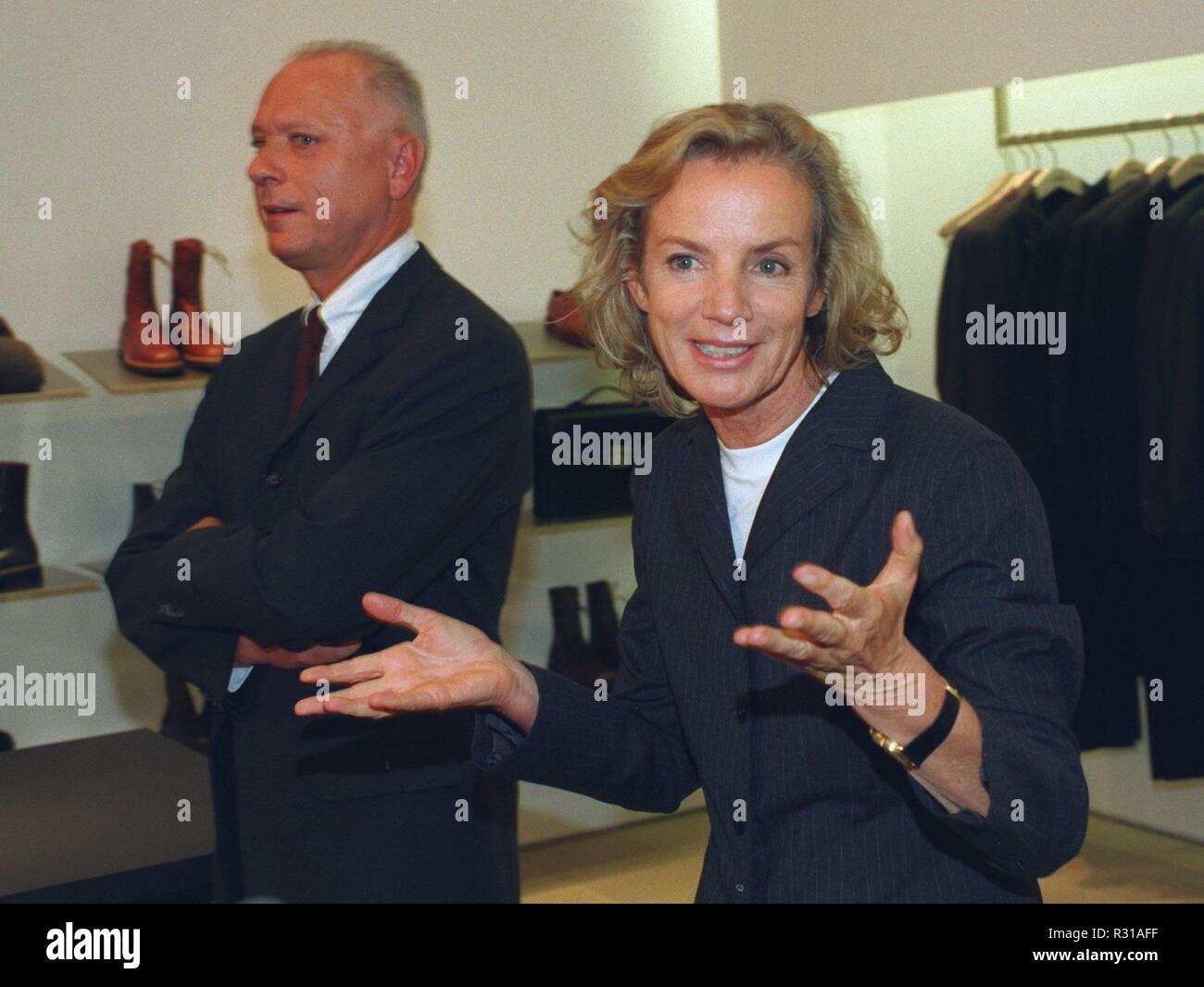 Dpa) - Der deutsche Modedesigner Jil Sander und der Leiter der Ihre Firma Jil  Sander AG, Roland Böhler (L), dargestellt an der Eröffnung des neuen  Flagship Store in Hamburg, 18. September 1997.