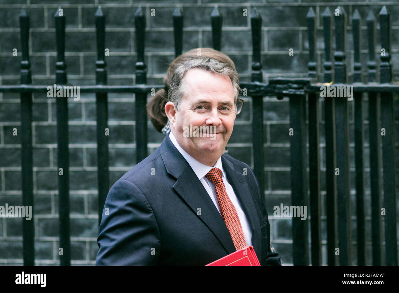 London, Großbritannien. 21. November 2018. Dr. Liam Fox MP für East Kilbride und der Staatssekretär für internationalen Handel und der Präsident des Board of Trade kommt an der Downing Street mit einem Aide Credit: Amer ghazzal/Alamy leben Nachrichten Stockfoto