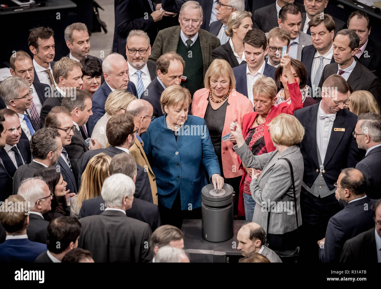 Berlin Deutschland 21 Nov 18 Bundeskanzlerin Angela Merkel Cdu Wirft Ihre Stimmkarte Wahrend Der Namentlichen Abstimmung