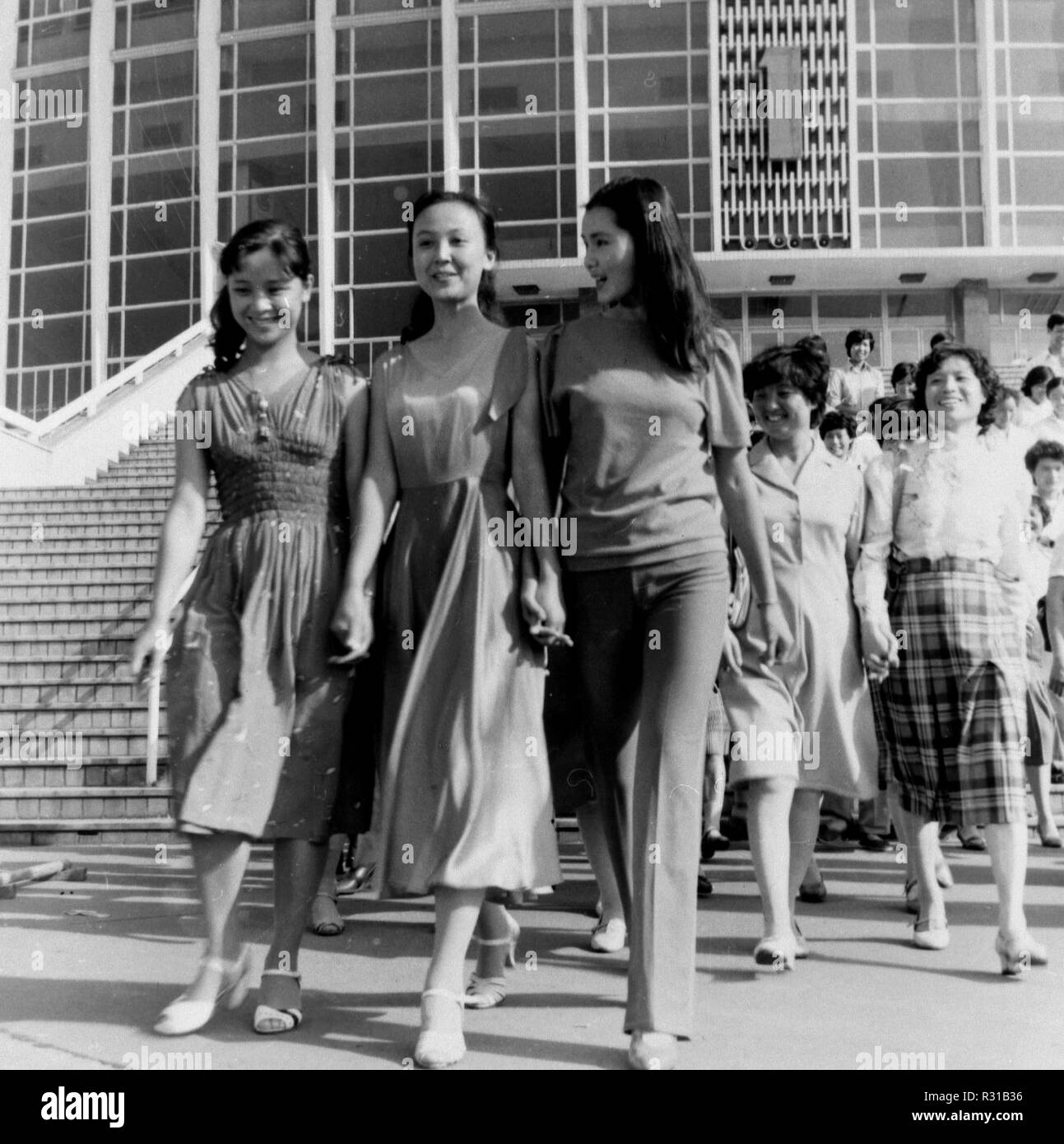 (181121) - Peking, November 21, 2018 (Xinhua) - Foto zeigt eine Bühne Foto eines Films in 1984, die erzählt eine Geschichte über weibliche Modell worker und schöner Rock. Von 1978, als China seine Reform und Öffnung begonnen, Politik, eine Tür zur Außenwelt geöffnet wurde. Zusammen mit der eingeführten Waren, Mode Ideen unvermeidlich in China glitt und seitdem ist das Land, das ein wenig Mangel war der Mode Vielfalt, begann seine Reise Moden zu verfolgen. In den letzten vier Jahrzehnten, die Sehnsucht nach der Schönheit hat das chinesische Volk alle möglichen modischen Element zu verfolgen. Die Stockfoto