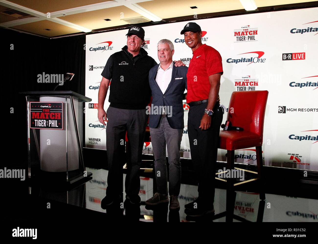 Las Vegas, NV, USA. 20 Nov, 2018. Phil Mickelson, David Levy (Präsident der Turner), Tiger Woods auf der Bühne für Tiger Woods und Phil Mickelson DAS MATCH, Pressekonferenz, Shadow Creek Golf Course, Las Vegas, NV, 20. November 2018. Credit: JA/Everett Collection/Alamy leben Nachrichten Stockfoto