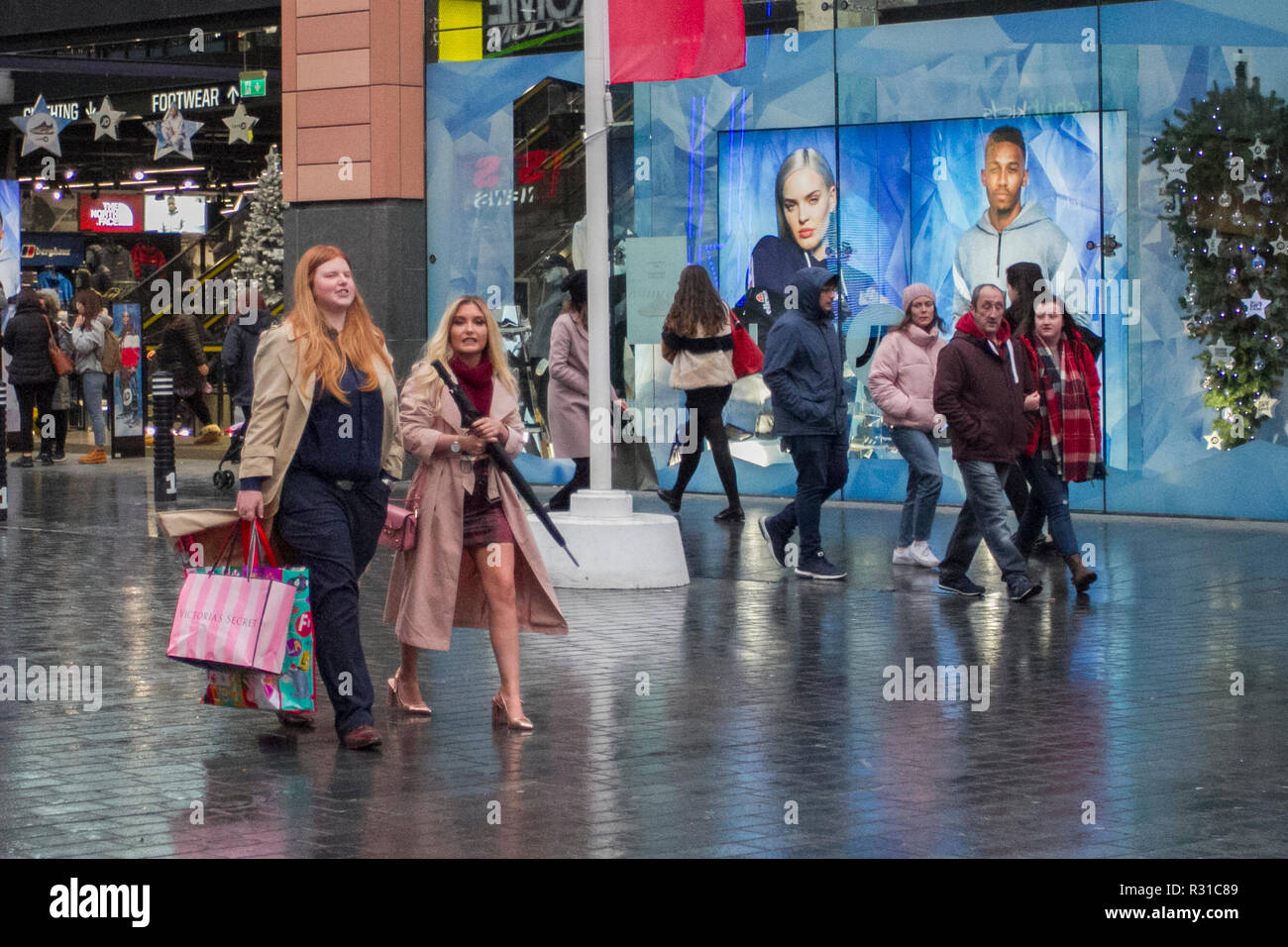JD Sports, König von Ausbildern, Liverpool, Merseyside. Nov 2018 21. UK Wetter: Nass, kalt, windig und verhangen, als die Stadt Einzelhandels bereitet sich auf einem der hektischsten Tage des Jahres als der Countdown zu langen schwarzen Freitag Preisnachlass Angebote. anfängt. Kredit; MediaWorldImages/AlamyLiveNews. Stockfoto
