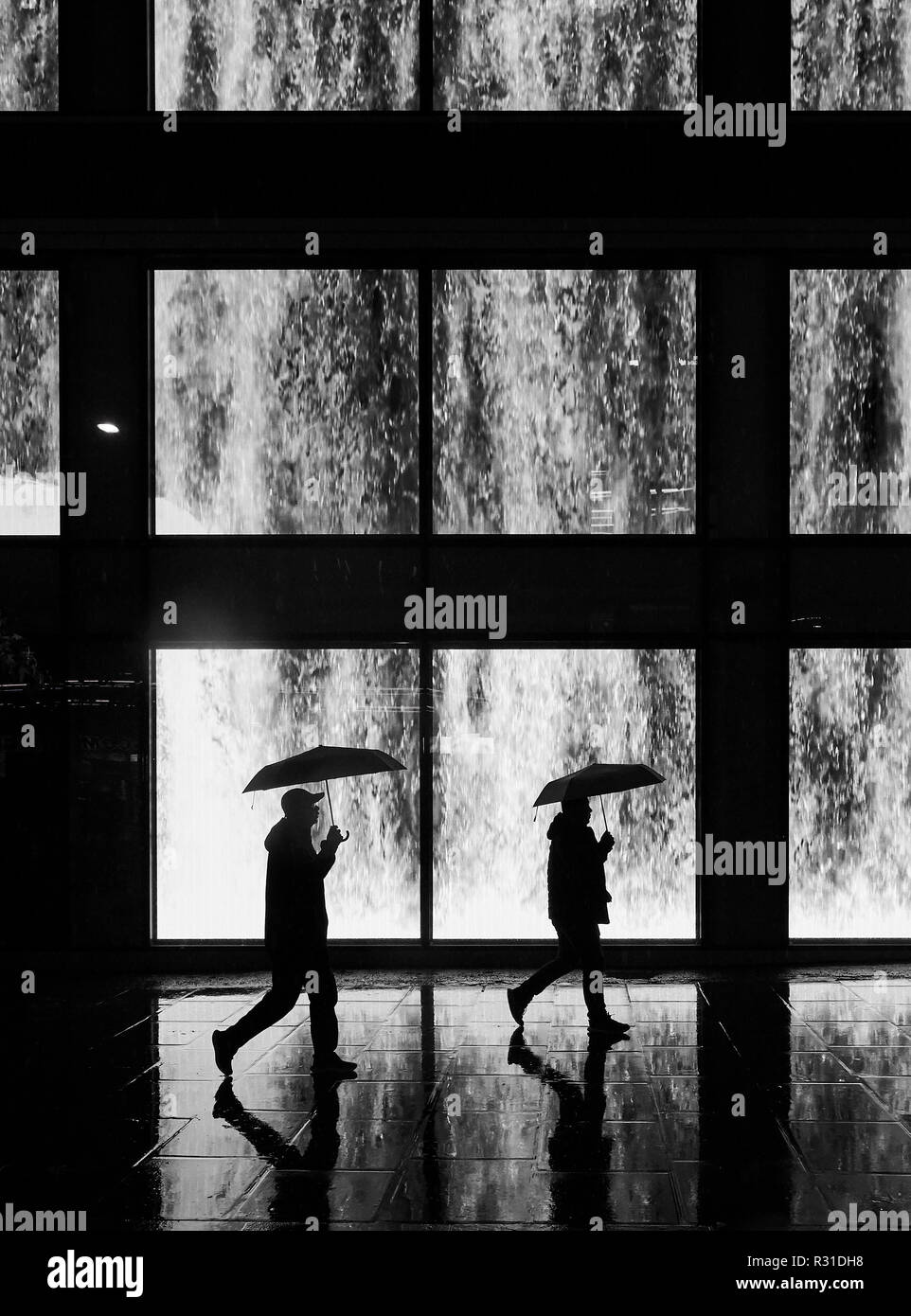 London, Großbritannien. Nov 2018 20. Wetter in Großbritannien: Oxford Street im Regen, Shopper Spaziergang, vorbei an einem riesigen video Wand an der Londoner Oxford Street. 20. November 2018 Credit: Thomas Bowles/Alamy leben Nachrichten Stockfoto