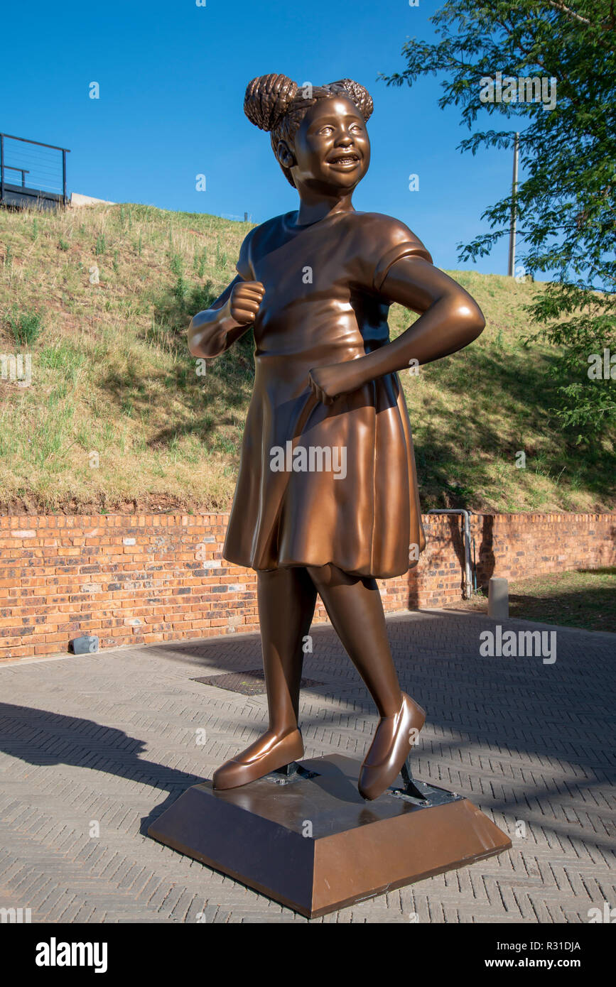 Johannesburg, Südafrika, 21. November 2018. Neue statue Hoffen, die spät gestern Abend bei einem UNICEF-Funktion feiert Weltkindertag vorgestellt wurde. Das Mädchen Abbildung erkennt symbolisch die Anwesenheit von Kindern im Gefängnis Gefängnis der Frauen, wo sie oft zusammen mit ihren Müttern während der Apartheid inhaftiert wurden, gemäß der Verfassung Hill Museum. Das Verfassungsgericht am Constitution Hill, wo die Apartheid Regierung in der Vergangenheit gehalten Gefangene, darunter Nelson Mandela. Credit: Eva-Lotta Jansson/Alamy leben Nachrichten Stockfoto