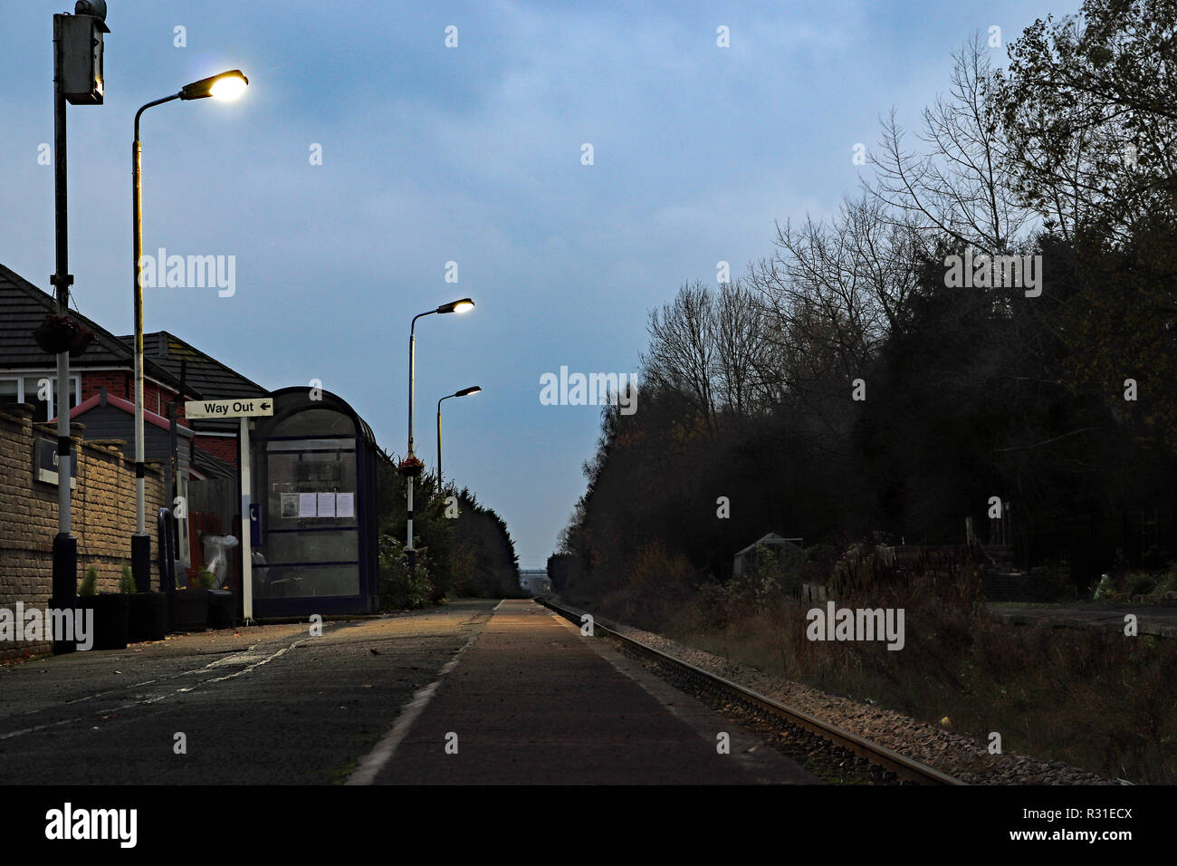 Croston, Lancashire, UK. Nov 2018 21. Croston Station steht einsam und leer am späten Nachmittag des Mittwoch, 21.11.18 auf der Preston zu Ormskirk Zweig Bahnstrecke Aufgrund der Rücknahme der Zug wegen der Auswirkungen der Blätter auf der Linie. Cw 6471 21. November 2018. Colin Wareing/Alamy Leben Nachrichten. Croston Bahnhof, Croston, Lancashire, England, UK Credit: Colin Wareing/Alamy leben Nachrichten Stockfoto