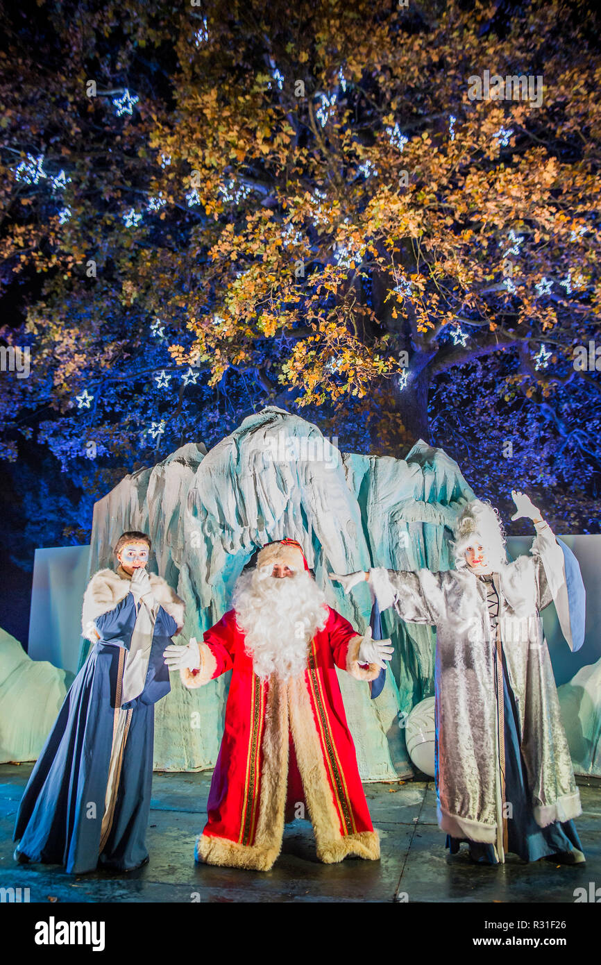 Kew Gardens, London, UK. Nov 2018 21. Santas Grotte - Kew an Weihnachten, Kew Gardens-Anl beleuchteten Weg durch Kew nach dunklen Landschaft, um über eine Million Lichter leuchten. Credit: Guy Bell/Alamy leben Nachrichten Stockfoto