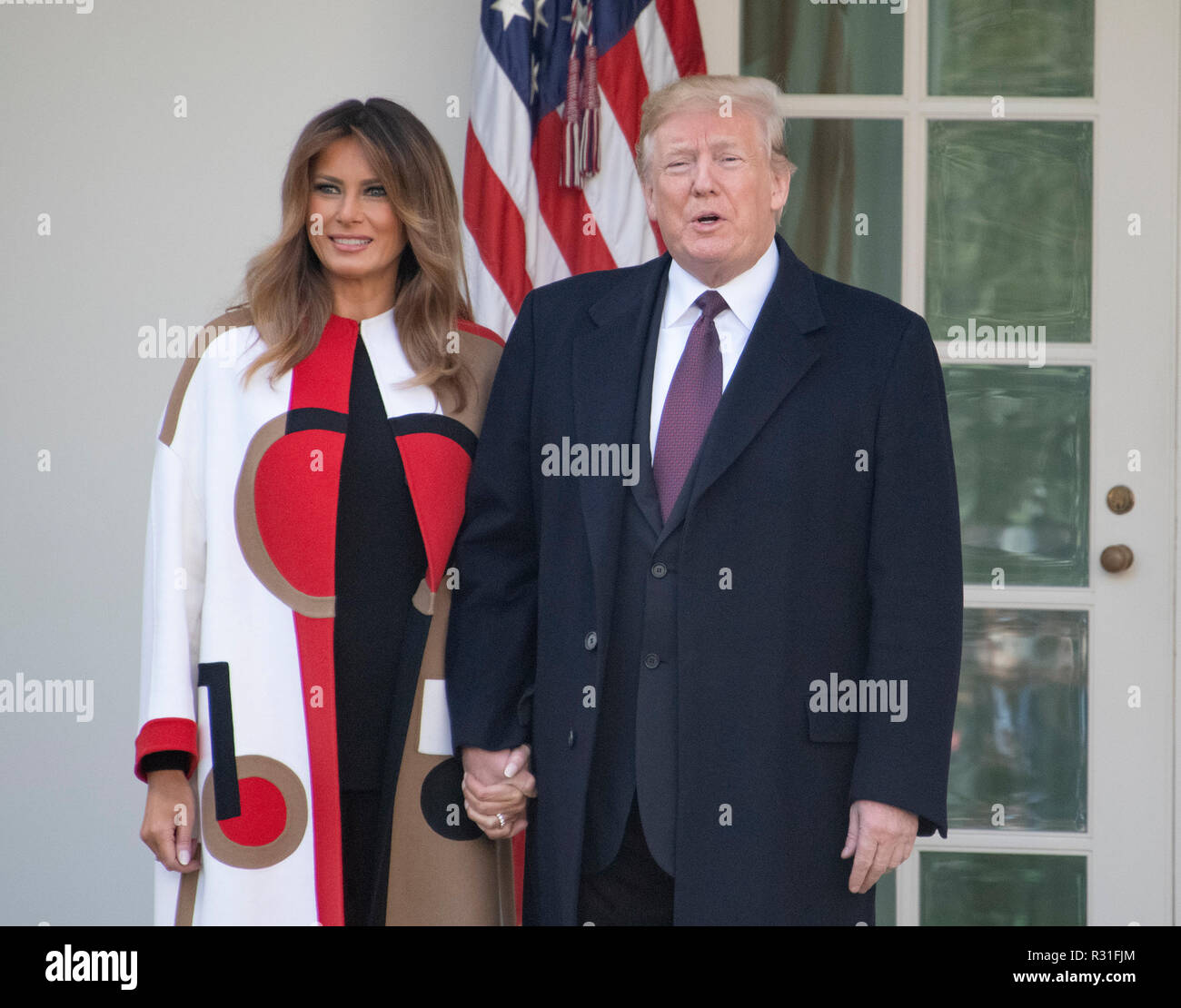 Präsidenten der Vereinigten Staaten Donald J. Trumpf und die erste Dame Melania Trump ergeben sich aus dem Oval Office der nationalen Thanksgiving Truthahn Begnadigung Zeremonie im Rosengarten des Weißen Hauses in Washington, DC am Dienstag, 20. November 2018 zu bewirten. Nach der White House Historical Association, die Zeremonie im Jahre 1863 als US-Präsident Abraham Lincoln's gewährten Gnade zu einem der Türkei stammt. Die Tradition jelled 1989, als US-Präsident George HW Bush erklärte", aber lassen Sie mich Ihnen versichern, und dieses feine Tom Türkei, dass er nicht bis Ende am Tisch, nicht dieser Kerl - er ist ein Pres gewährt Stockfoto