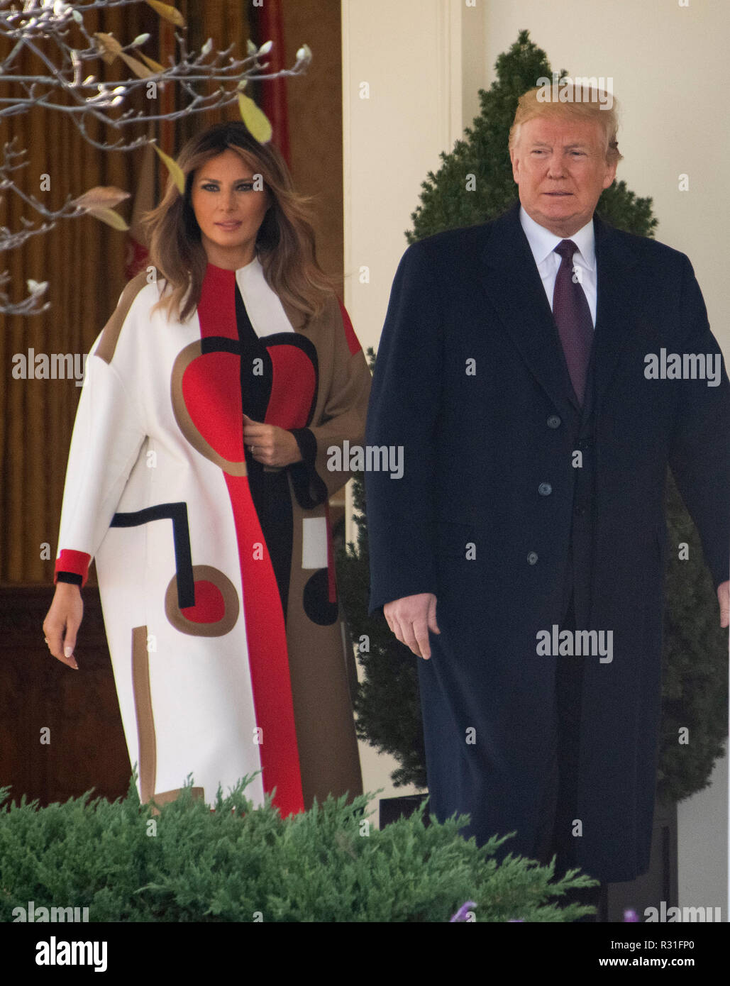 Präsidenten der Vereinigten Staaten Donald J. Trumpf und die erste Dame Melania Trump ergeben sich aus dem Oval Office der nationalen Thanksgiving Truthahn Begnadigung Zeremonie im Rosengarten des Weißen Hauses in Washington, DC am Dienstag, 20. November 2018 zu bewirten. Nach der White House Historical Association, die Zeremonie im Jahre 1863 als US-Präsident Abraham Lincoln's gewährten Gnade zu einem der Türkei stammt. Die Tradition jelled 1989, als US-Präsident George HW Bush erklärte", aber lassen Sie mich Ihnen versichern, und dieses feine Tom Türkei, dass er nicht bis Ende am Tisch, nicht dieser Kerl - er ist ein Pres gewährt Stockfoto