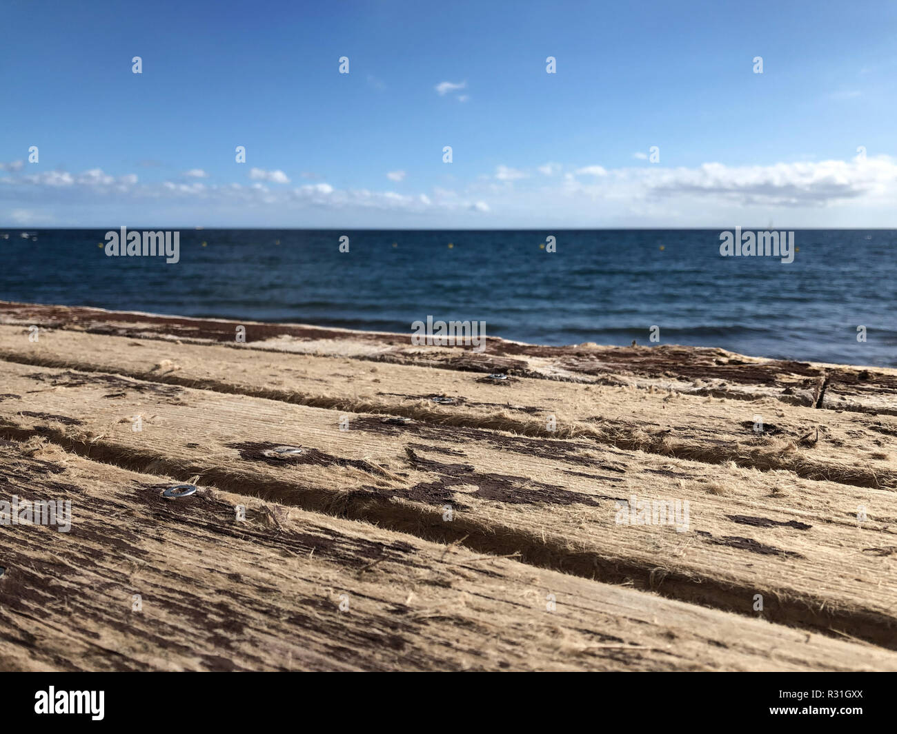 Verwitterten hölzernen Pier closeup mit Ozean Hintergrund Stockfoto
