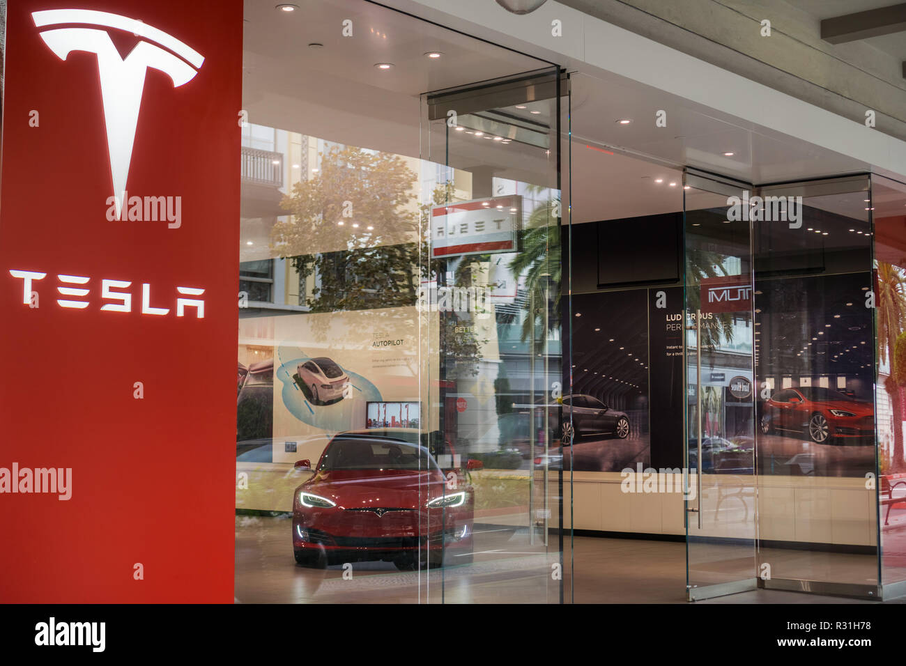 November 8, 2017 San Jose/CA/USA - Tesla Showroom in Santana Row, dem Einkaufsviertel von San Jose, San Francisco Bay Area. Stockfoto