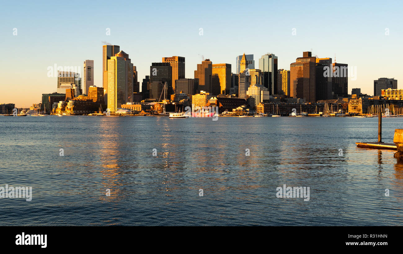 Licht reflektiert der Glas in Gebäuden im urbanen Kern Innenstadt Innenstadt skyline von Boston Massachusetts Stockfoto