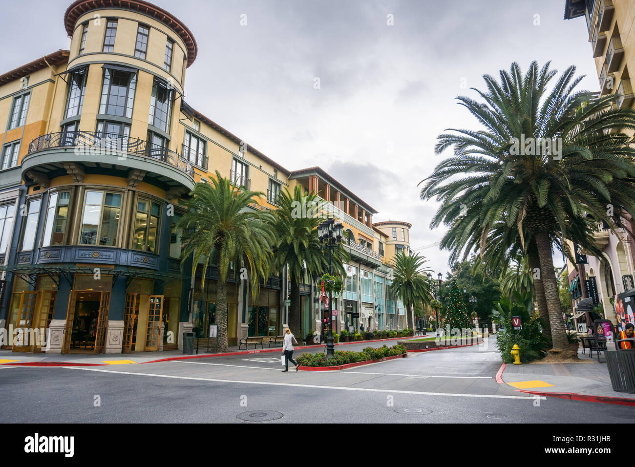 November 8, 2017 San Jose/CA/USA - Gebäude und Palmen im Einkaufsviertel der Santana Row, San Francisco Bay Area, Californiasantana Stockfoto