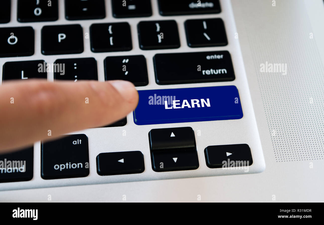 Computer notebook tastatur mit blauen Taste Lernen, silber Laptop mit  schwarzen Tastaturen, Finger wollen, drücken Sie die Taste Stockfotografie  - Alamy