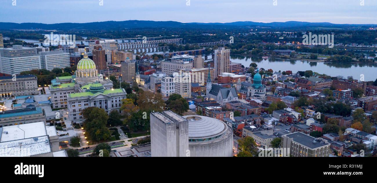 Die Nacht am Flussufer und Kapital Gebäude von Harrisburg Pennsylvania Stockfoto