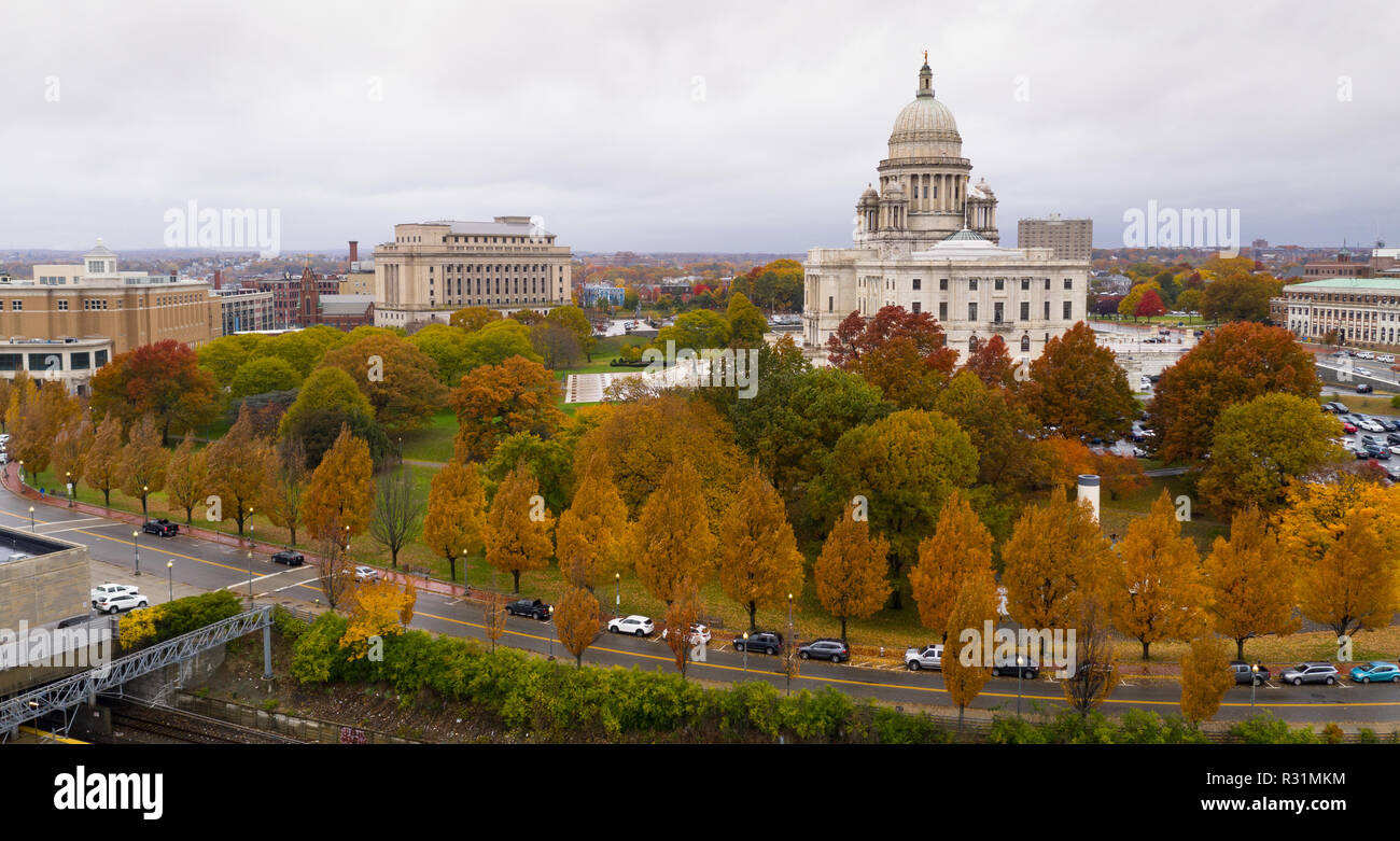 Seine ein bewölkter Tag aber die Luftaufnahme zeigt die Farbe der Blätter im Herbst in Providence RI Stockfoto