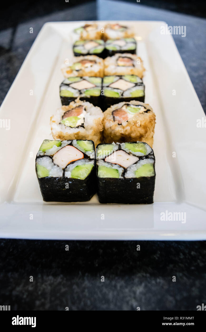 Mosaik Sushi Roll mit Gurke und Crab Stick auf weiße Platte serviert. Stockfoto
