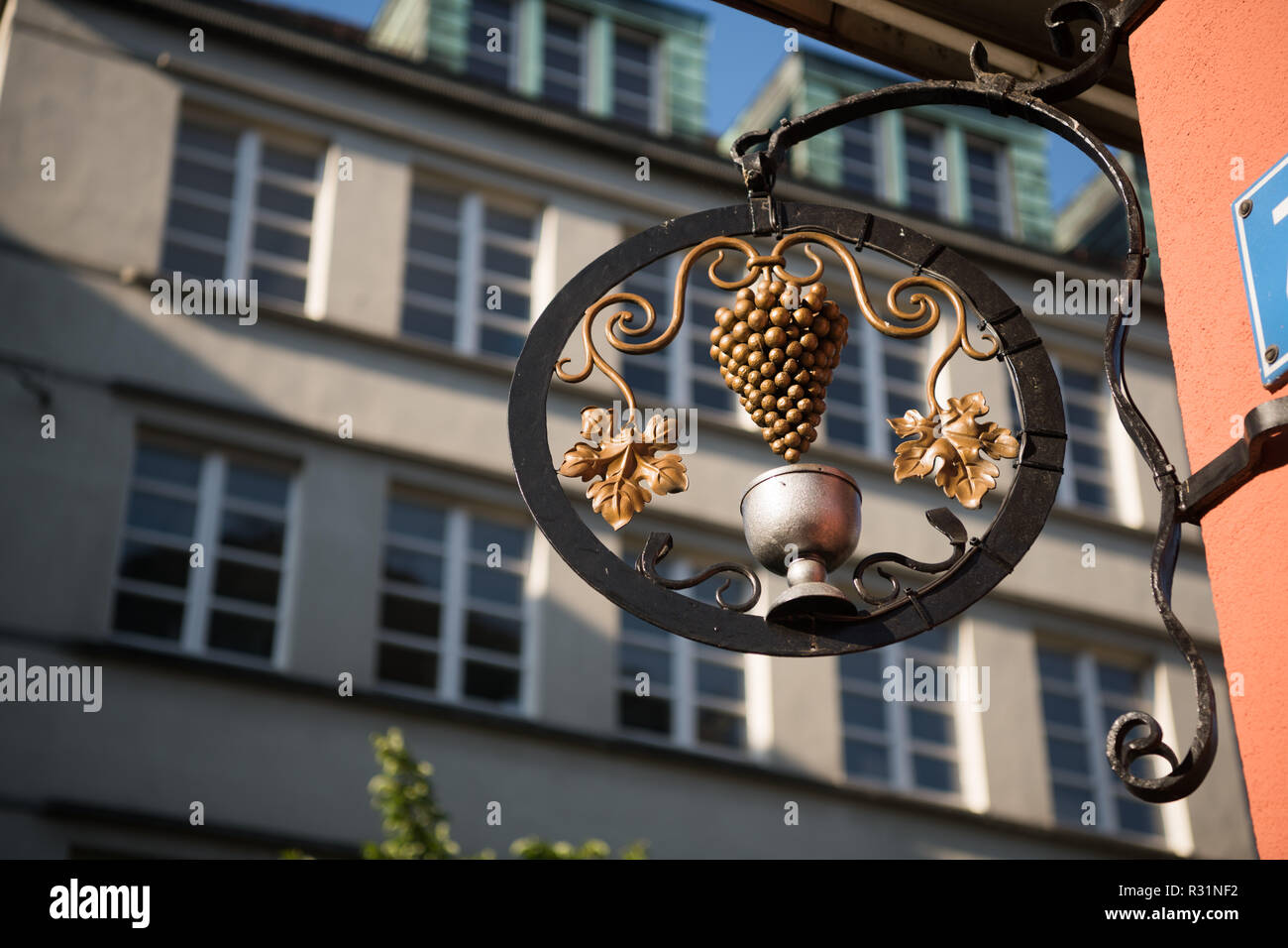 Geschmiedete Weintraube. Reich verzierten schmiedeeisernen Elementen aus Metall Deko im Haus in einer Stadt. Stockfoto