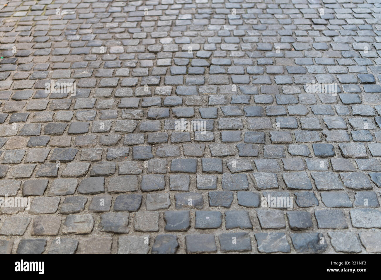 Dunkle Pflasterstein Fahrbahn auf europäischer Altstadt Stockfoto
