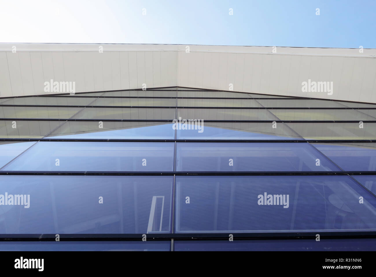 Ein Gebäude mit einer Glasfront mit Sunflare kommen von oben. Stockfoto