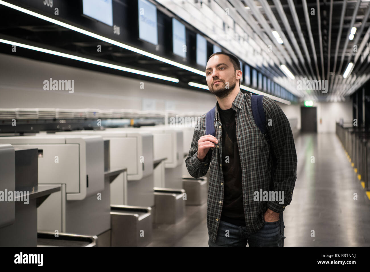Menschen am Flughafen, in Warteschlange Passagier check-in und Gepäck absetzen Stockfoto