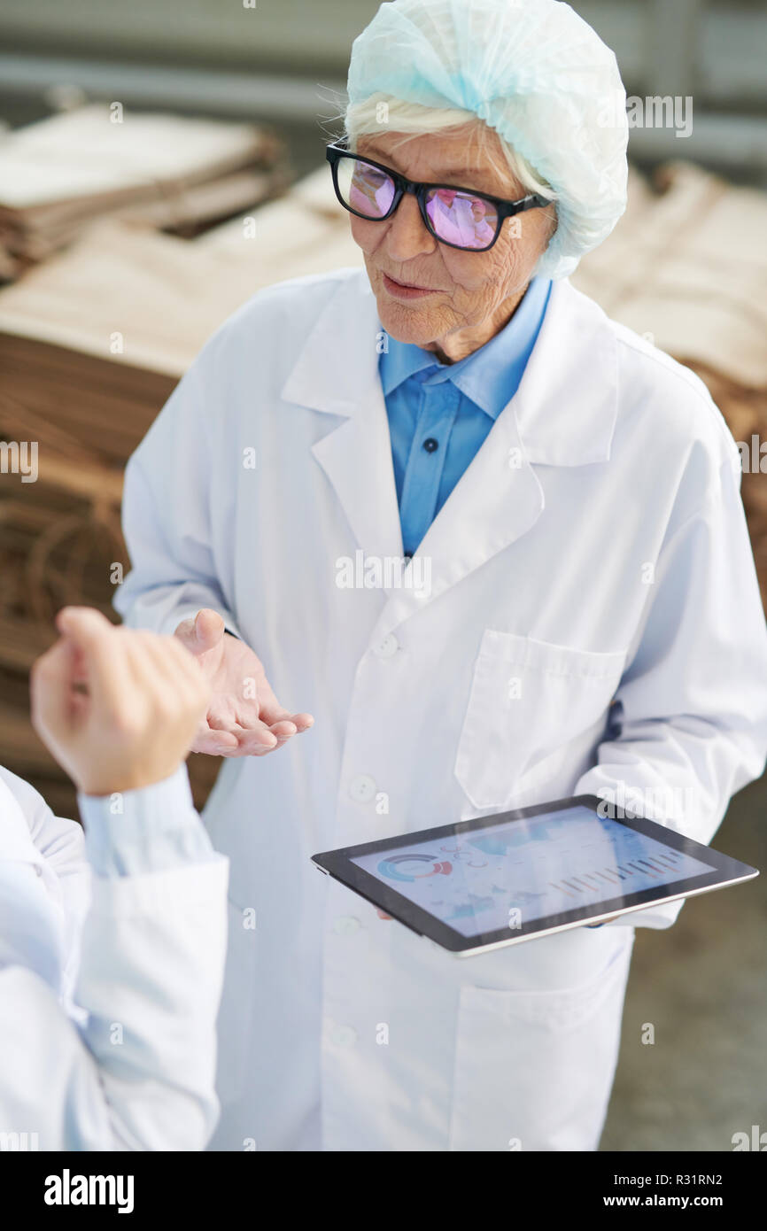 Moderne älterer Arbeitnehmer im Werk Stockfoto