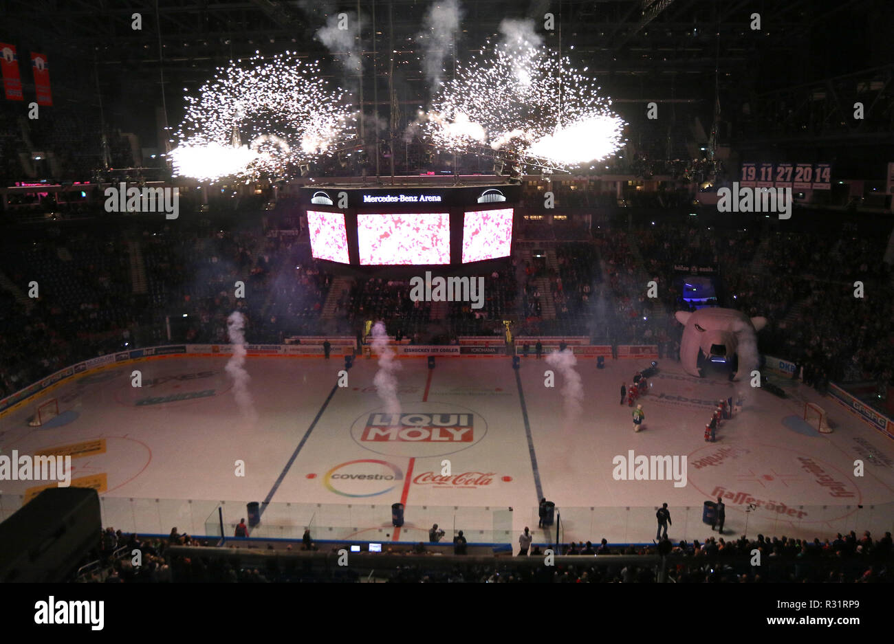 BERLIN, DEUTSCHLAND - 22. SEPTEMBER 2017: Beginn der Leistung und Light Show auf dem Eis der Mercedes-Benz Arena in Berlin vor dem Deutschen Eishockey Li Stockfoto