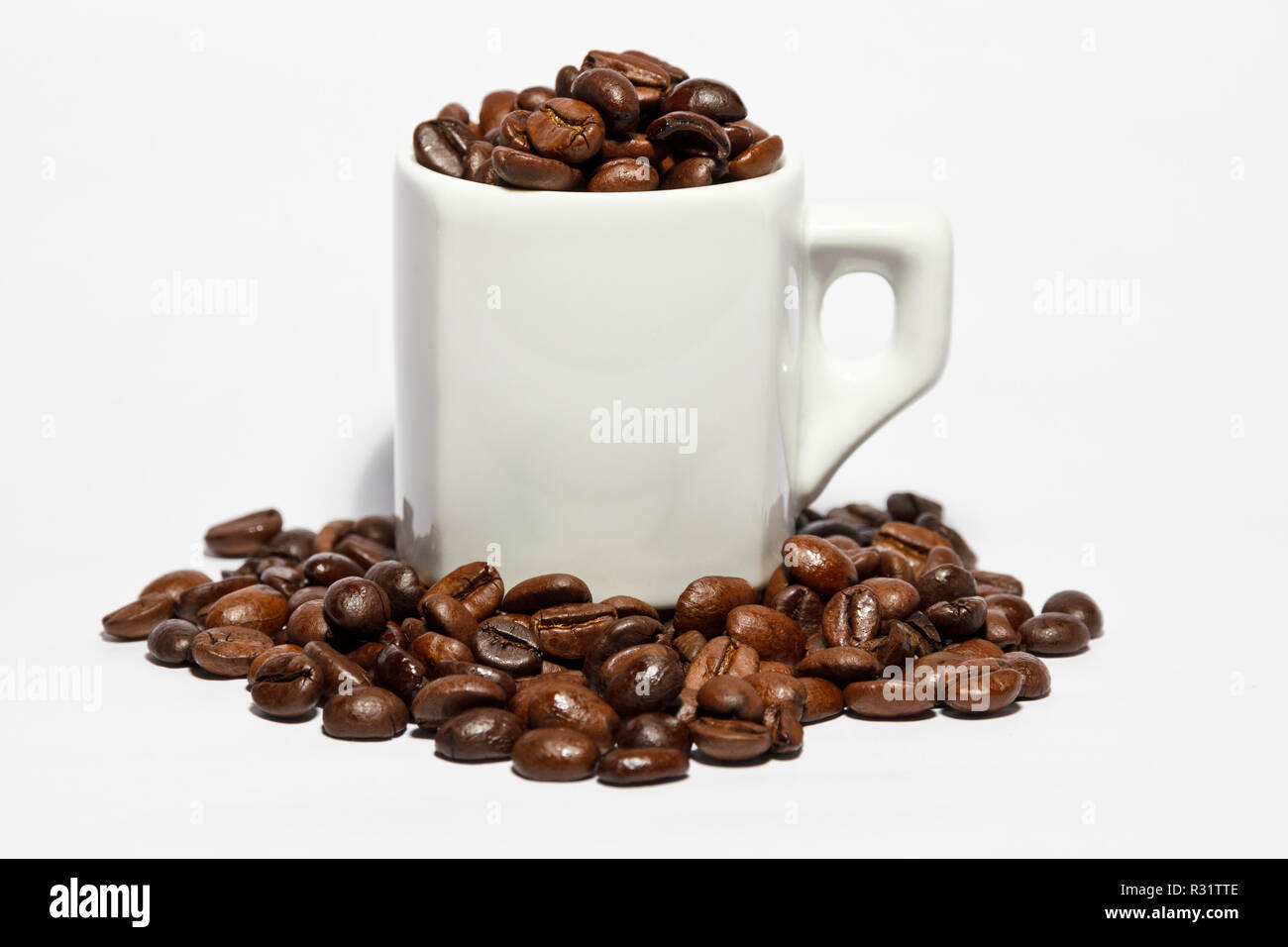 Tasse mit Kaffeebohnen Stockfoto