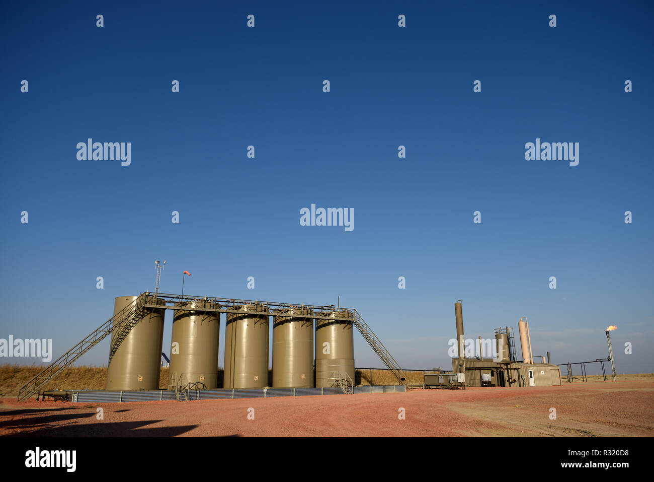 Erdgas, Erdöl, Website, Produktion holding Tanks, blauer Himmel, Niobrara Schiefer, Wyoming, kopieren Raum Stockfoto