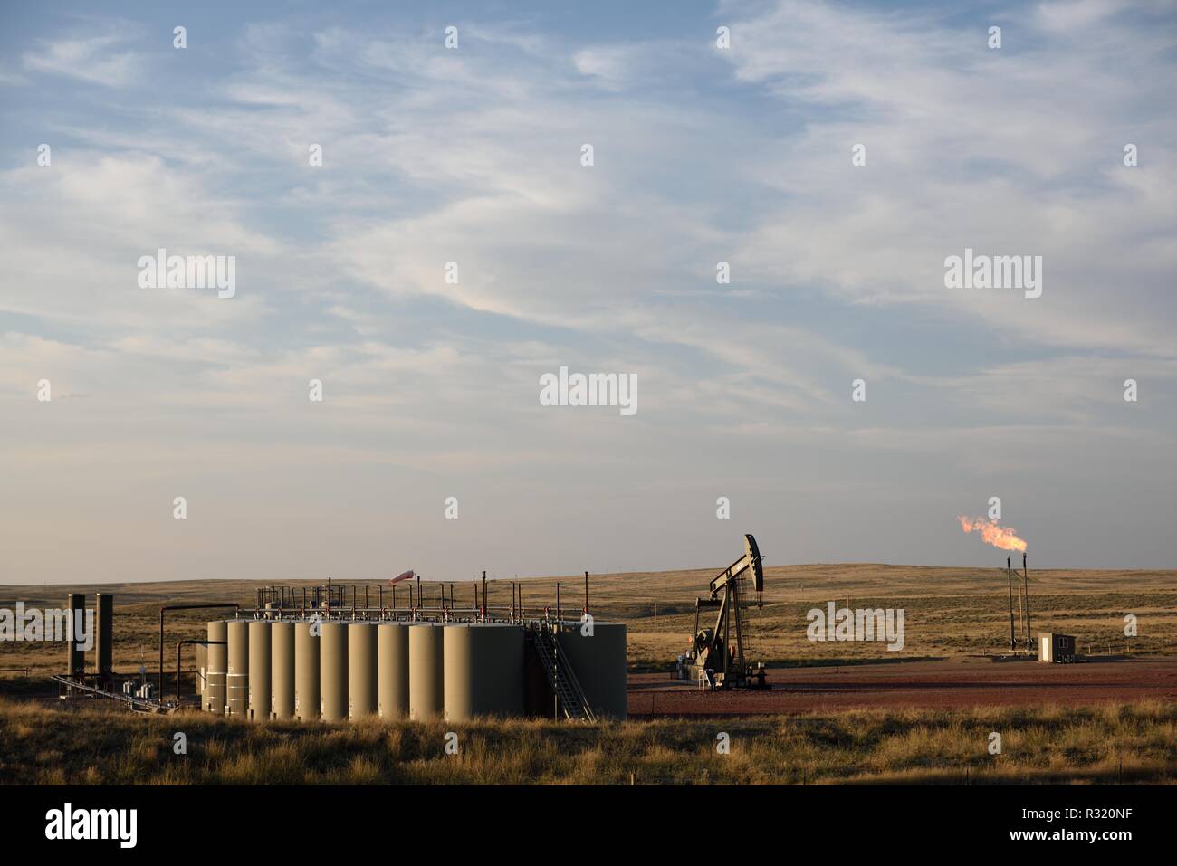 Rohöl gut Website, Produktion holding Tanks, Pumpe, Wagenheber, und gas Abfackeln im Niobrara Schiefer in Wyoming, USA. Stockfoto