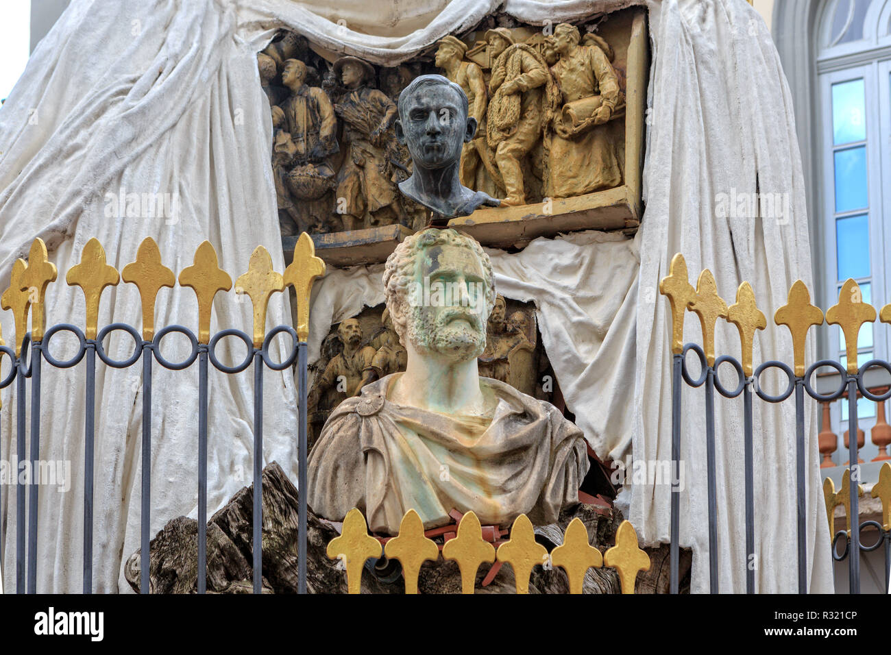 Figueres, Spanien - 17. Juni 2014: Denkmal für Francesc Pujols am Eingang der Dali's Theater - Museum Gebäude, eröffnete am 28. September 1974 und Gehäuse Stockfoto