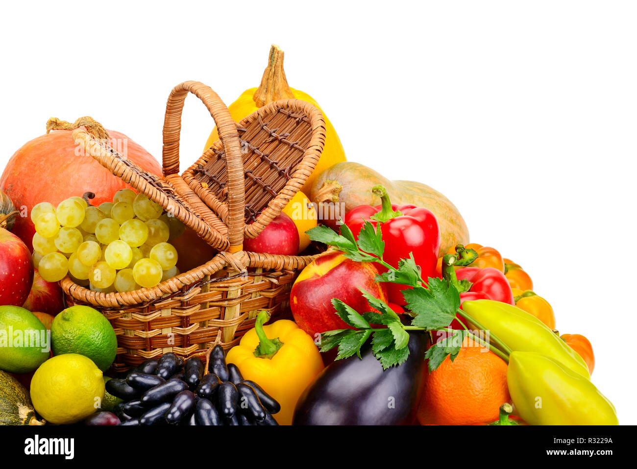 Korb mit frischem Obst und Gemüse auf weißem Hintergrund. Die Ansicht von oben. Stockfoto