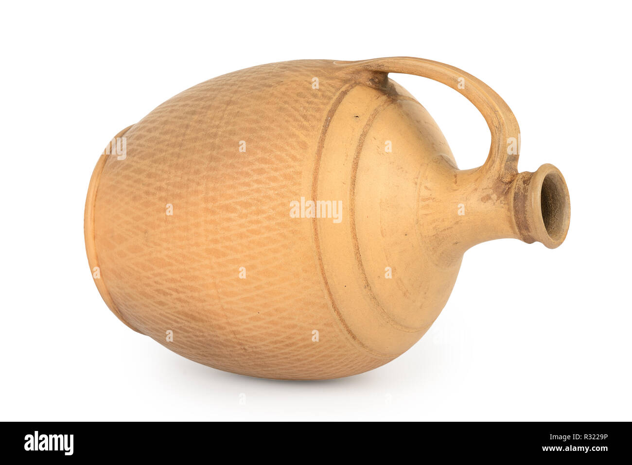 Großen terracotta Amphora mit auf weißem Hintergrund Griff isoliert. Seitenansicht Stockfoto