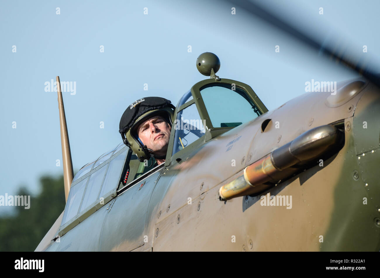 Die Schlacht um England Memorial Flight pilot Duncan Mason peering aus dem Cockpit eines Zweiten Weltkrieg Hawker Hurricane, um zu sehen, wo er Rollen ist Stockfoto