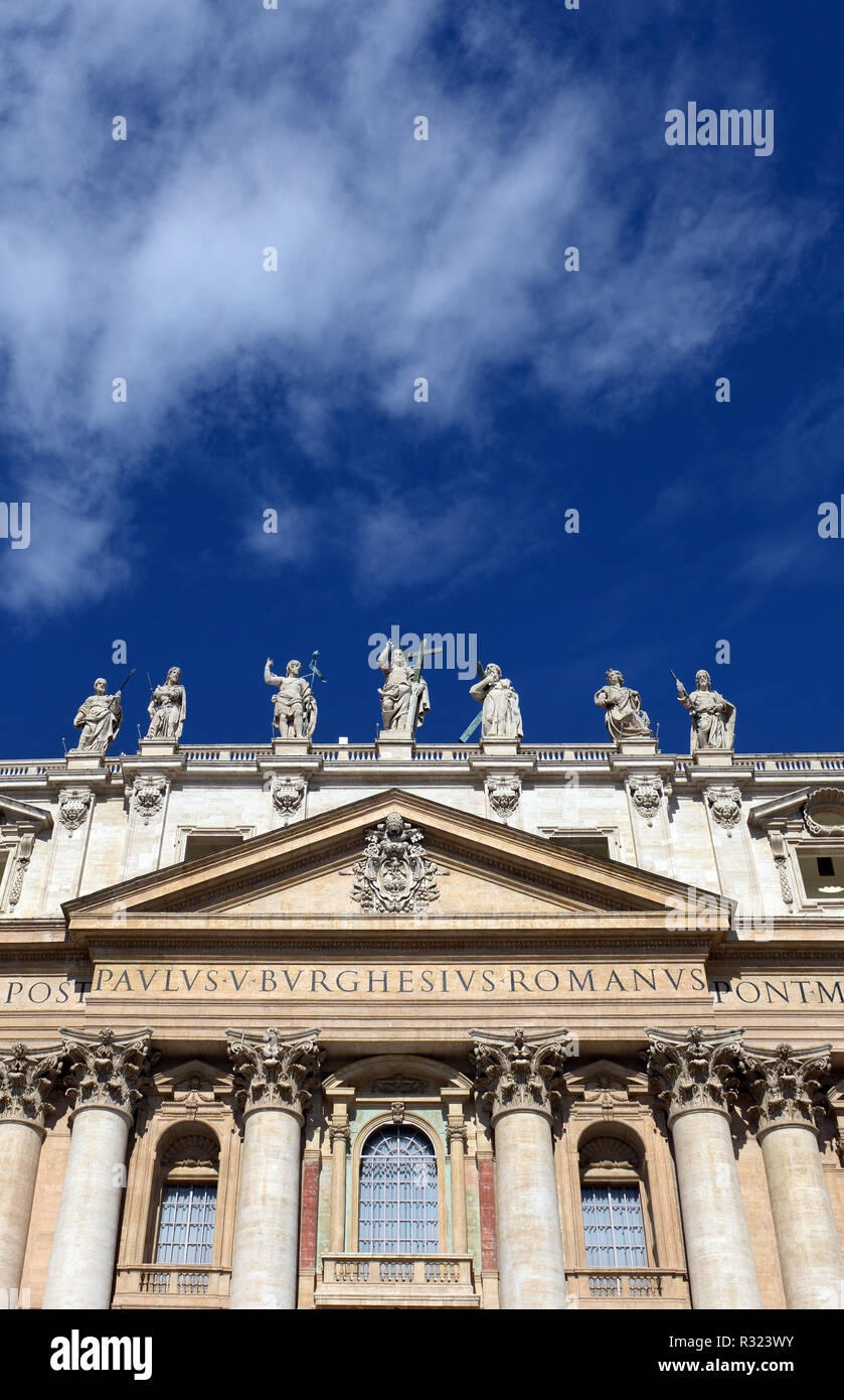 Skulpturen statuen in st peters basilika Fotos und Bildmaterial in