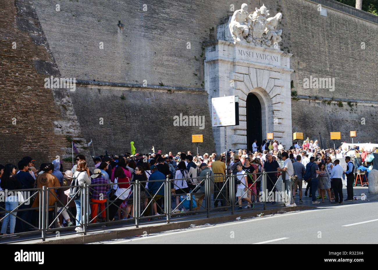 Touristische in der Schlange am Eingang der Vatikanischen Museen im Vatikan. Stockfoto