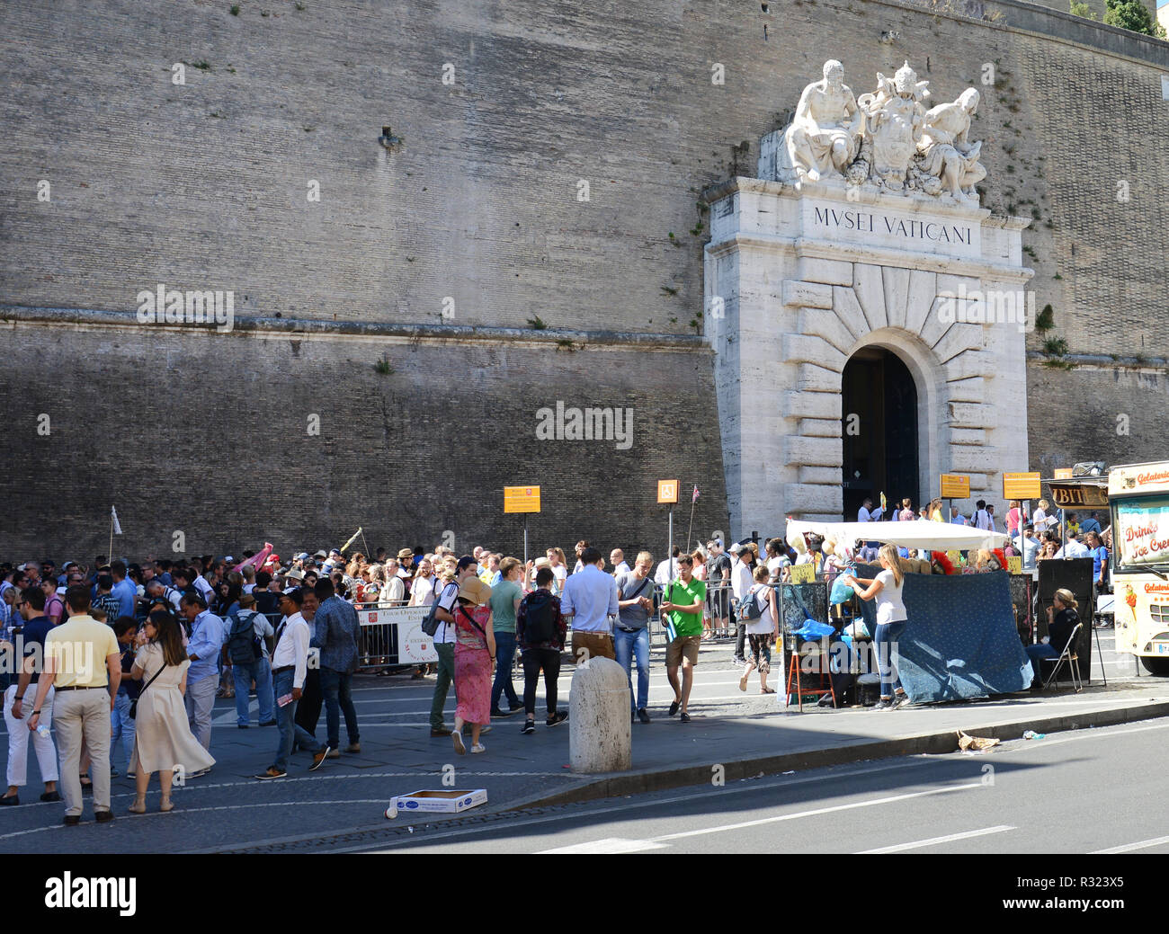 Touristische in der Schlange am Eingang der Vatikanischen Museen im Vatikan. Stockfoto